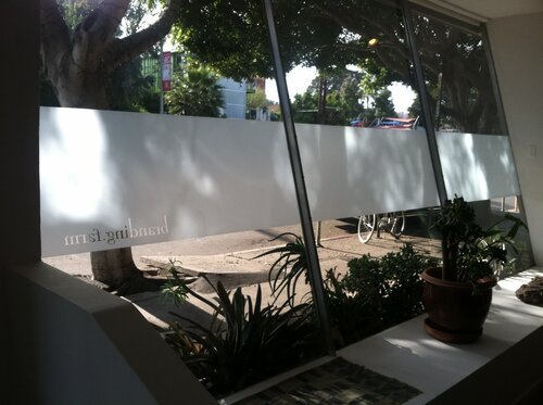 La vitrophanie pour les commerces et restaurants