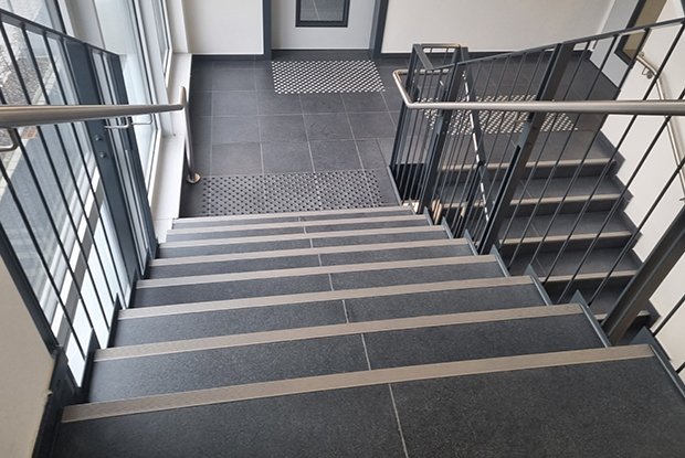 nez de marche et bande eveil pour escaliers